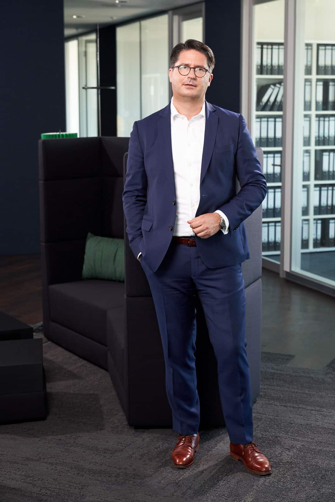 Home 25 Modernes Business-Portrait eines Mannes im dunklen Anzug.