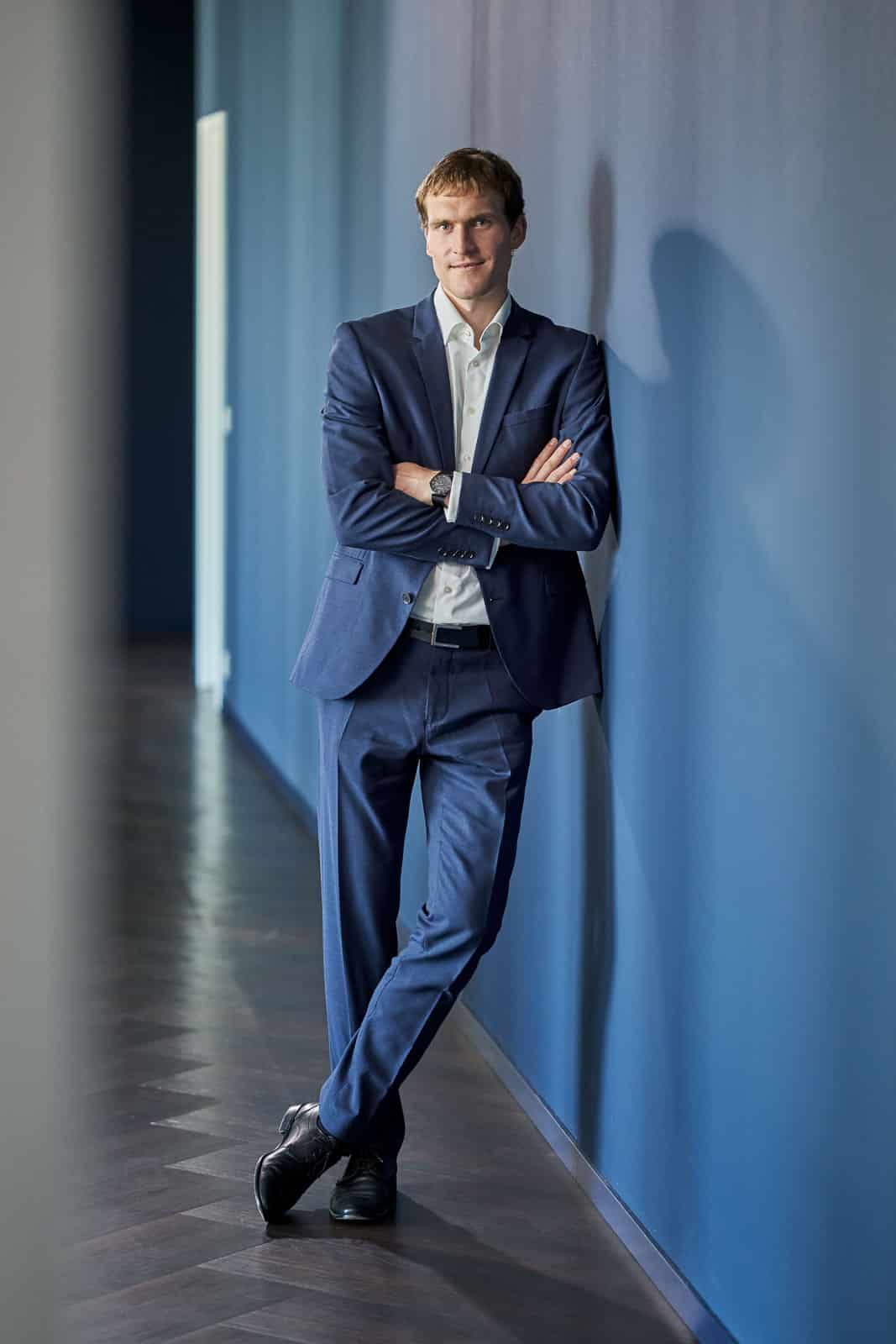 Home 24 Business-Portrait eines jungen Mannes.