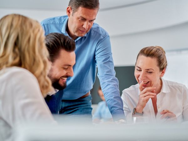 Highclass - Das Geheimnis wirkungsvoller Business Portraits 2 Corporatefotografie - Gesprächssituation. Geschäftsführer unterhält sich mit Mitarbeitern.